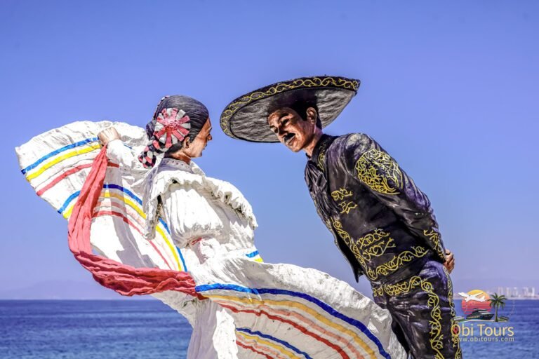 Iconic sculptures along the Malecón
